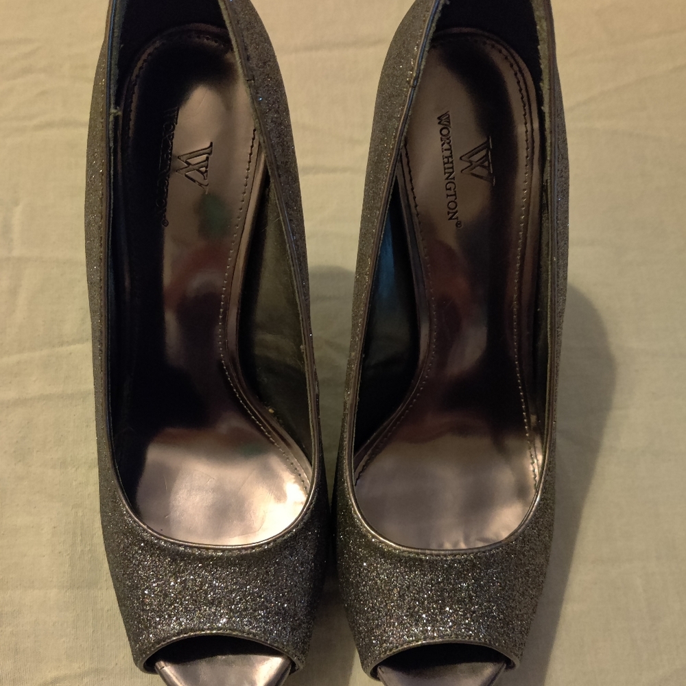 Silver platform pumps